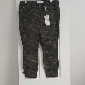 Torrid Camouflage Print Cropped Pants Size 12 Cotton/Spandex Blend